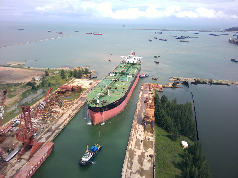 Au Co fleet successfully brought GALILEAN 7 ship to Dung Quat factory for repair and conversion.